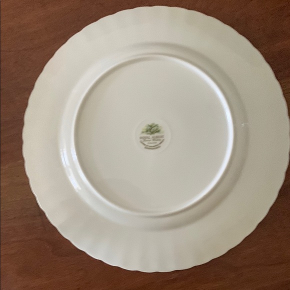 “January” Royal Albert Plate ❄️ - Picture 6 of 6